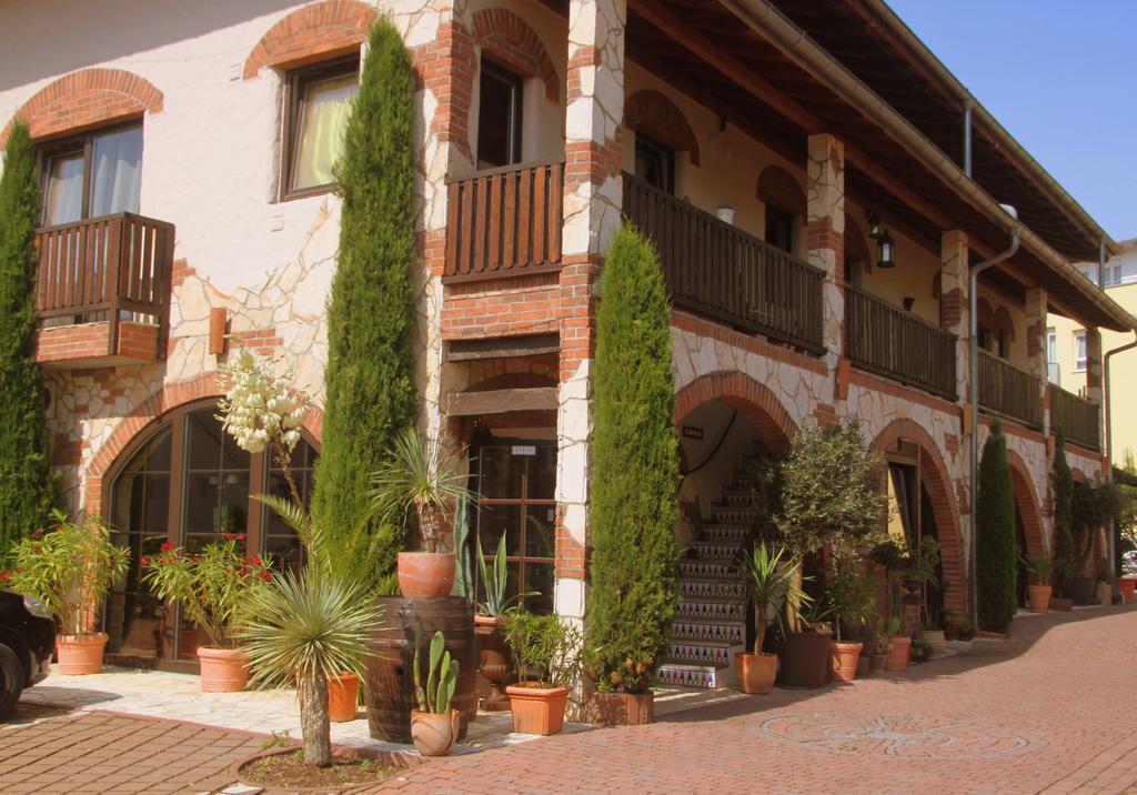 Hazienda Apartmenthotel - Fuer Ein Paar Tage Oder Monatelang Gernsbach Exterior foto